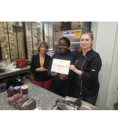 Formation de Bella, chocolatière au Togo, formation mécéné par ADE France.